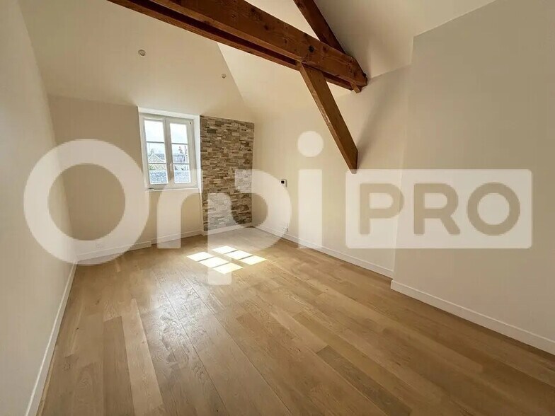 Office in Compiègne for lease - Building Photo - Image 2 of 6