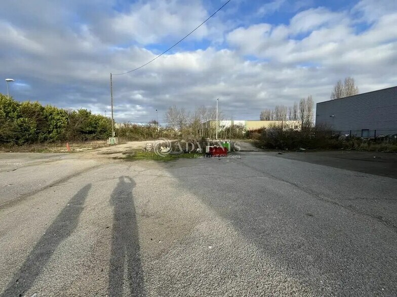 Flex in Coignières for lease - Building Photo - Image 3 of 4