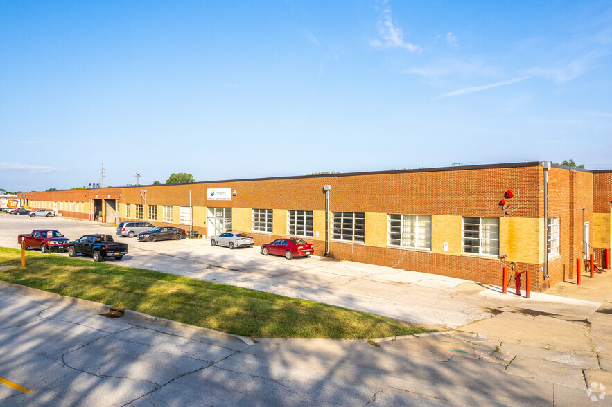 1245-1405 Thomas Beck Rd, Des Moines, IA for lease - Primary Photo - Image 1 of 13