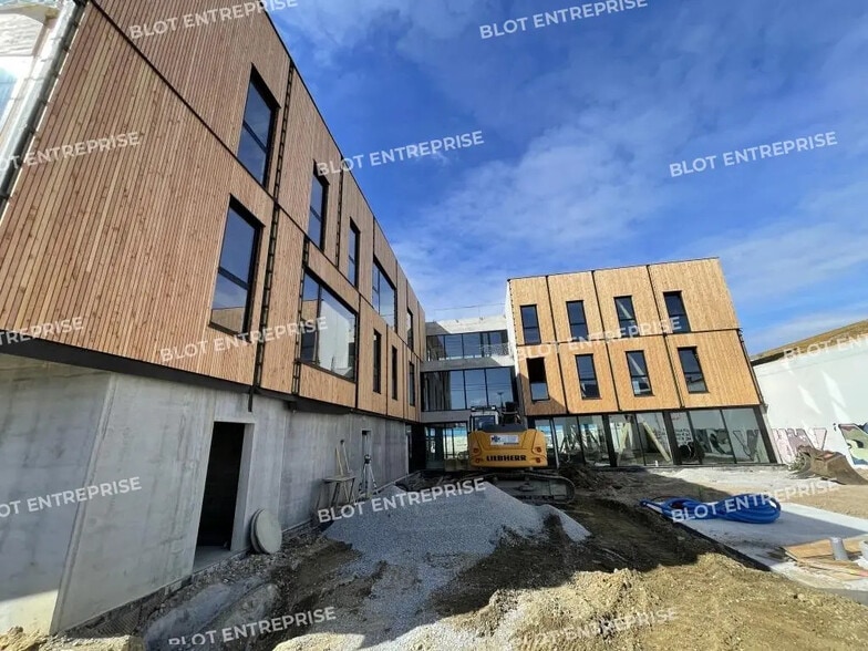 Office in Lorient for lease - Building Photo - Image 1 of 5