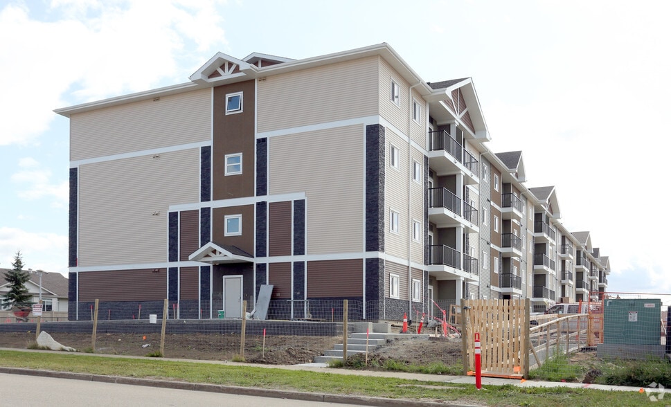 1665 Jamha Rd NW, Edmonton, AB for sale - Primary Photo - Image 1 of 2