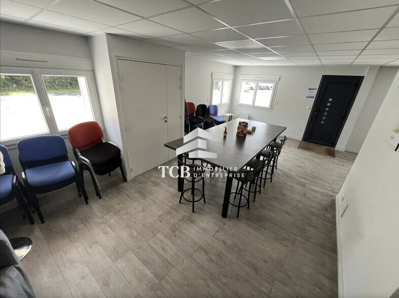 Flex in Treillières for lease - Interior Photo - Image 3 of 10