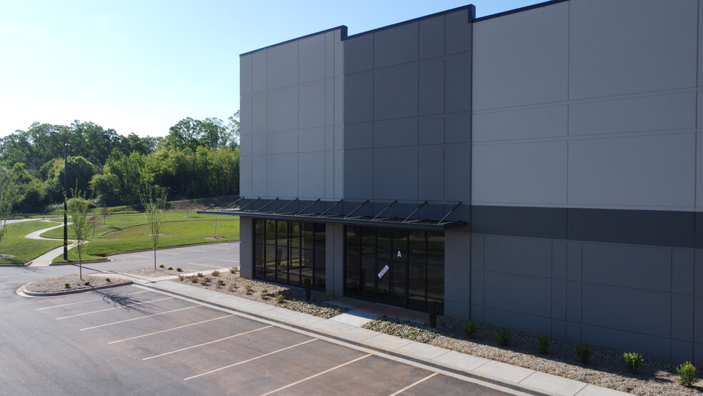 560 Commerce Park Dr, Greer, SC for lease - Building Photo - Image 2 of 4