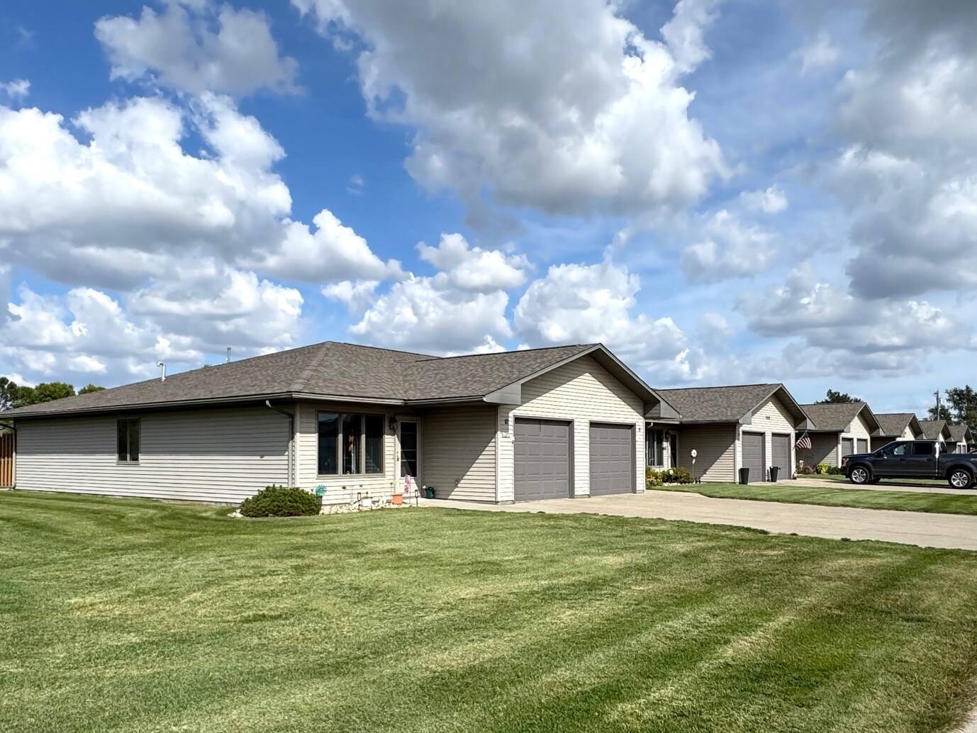 1600 Country Dr, Mitchell, SD for sale Primary Photo- Image 1 of 2