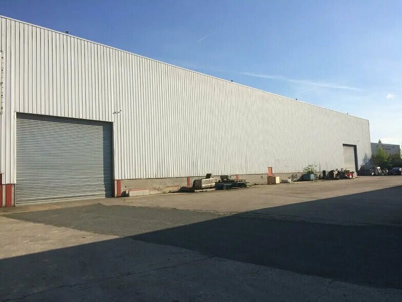 Office in SAINT-OUEN-L'AUMONE for lease - Building Photo - Image 1 of 9