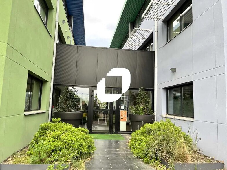 Office in Canéjan for lease - Lobby - Image 2 of 14