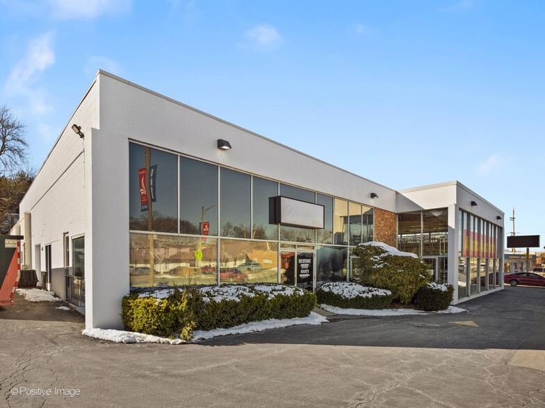 211 S Milwaukee Ave, Libertyville, IL for lease - Building Photo - Image 2 of 14