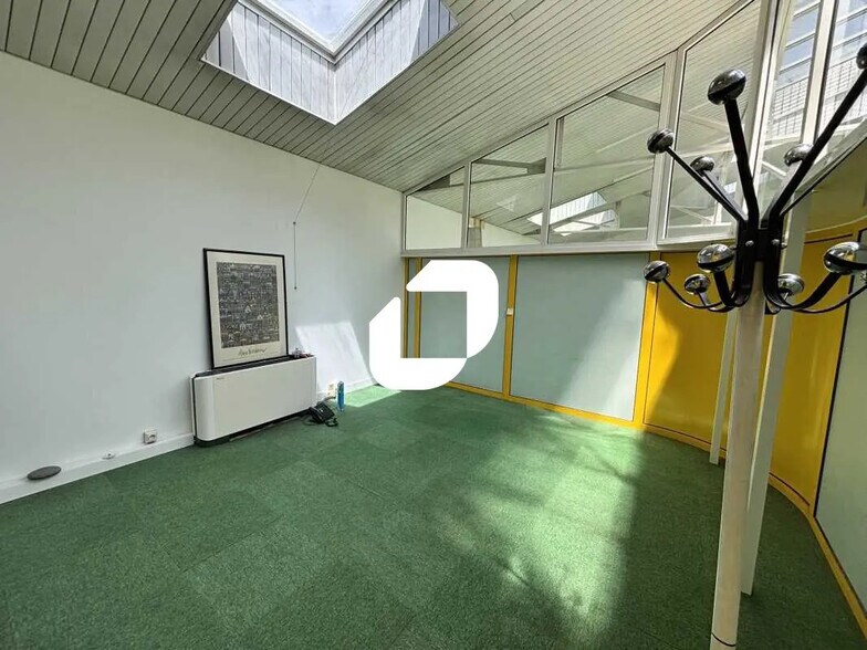 Office in Bordeaux for lease - Building Photo - Image 2 of 9