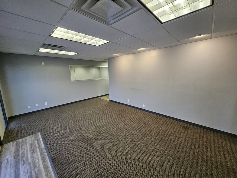 307 W Rhapsody Dr, San Antonio, TX for lease - Building Photo - Image 3 of 12