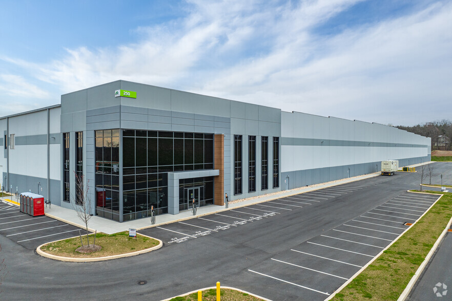 250 Cloverleaf Rd, York, PA for lease - Building Photo - Image 1 of 5