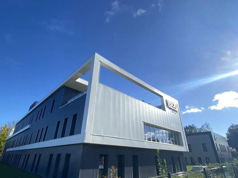 Office in Saint-Grégoire for lease - Building Photo - Image 2 of 7