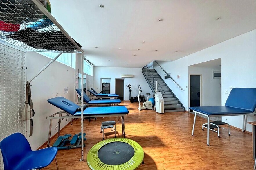 Flex in Arles for lease - Interior Photo - Image 3 of 8