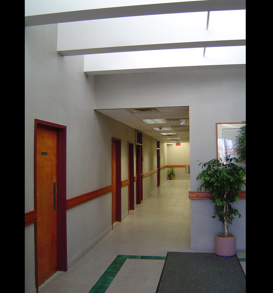 3121 Clinton St, West Seneca, NY for lease - Lobby - Image 3 of 4