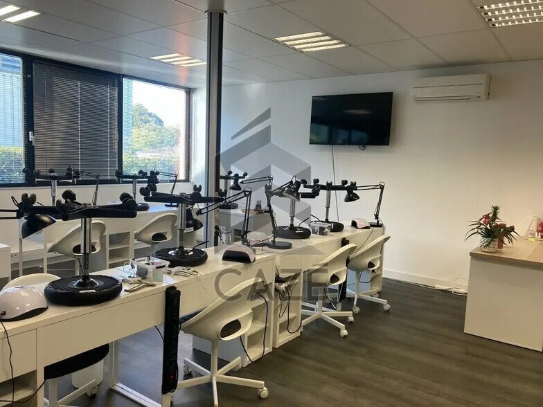 Office in Floirac for lease - Interior Photo - Image 2 of 8