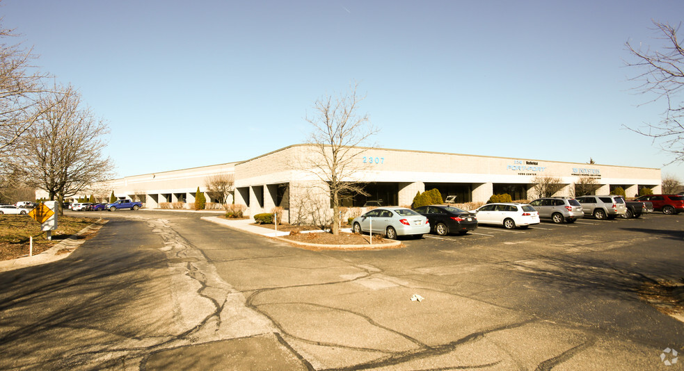 2307 E Aurora Rd, Twinsburg, OH for lease - Primary Photo - Image 1 of 21