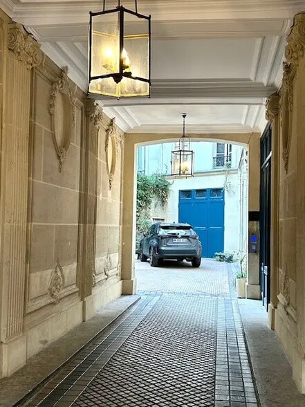 Office in Paris for lease - Building Photo - Image 3 of 15