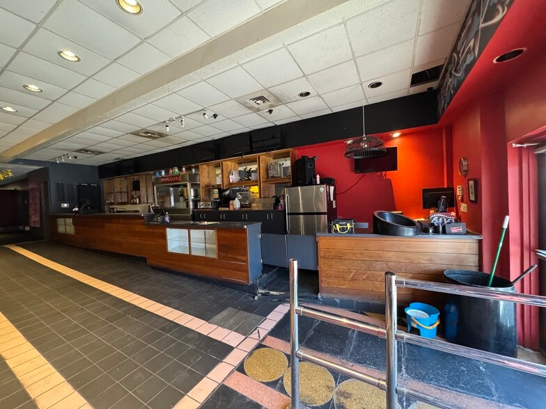 6738 N Sheridan Rd, Chicago, IL for lease - Lobby - Image 3 of 5