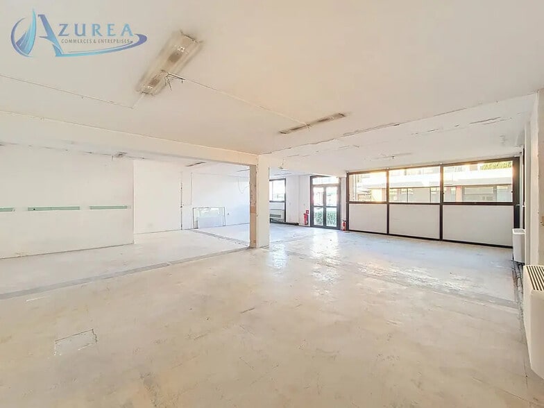 Retail in Saint-Laurent-du-Var for lease - Interior Photo - Image 2 of 6