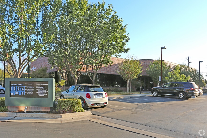 7461 N 1st St, Fresno, CA for sale - Building Photo - Image 3 of 8