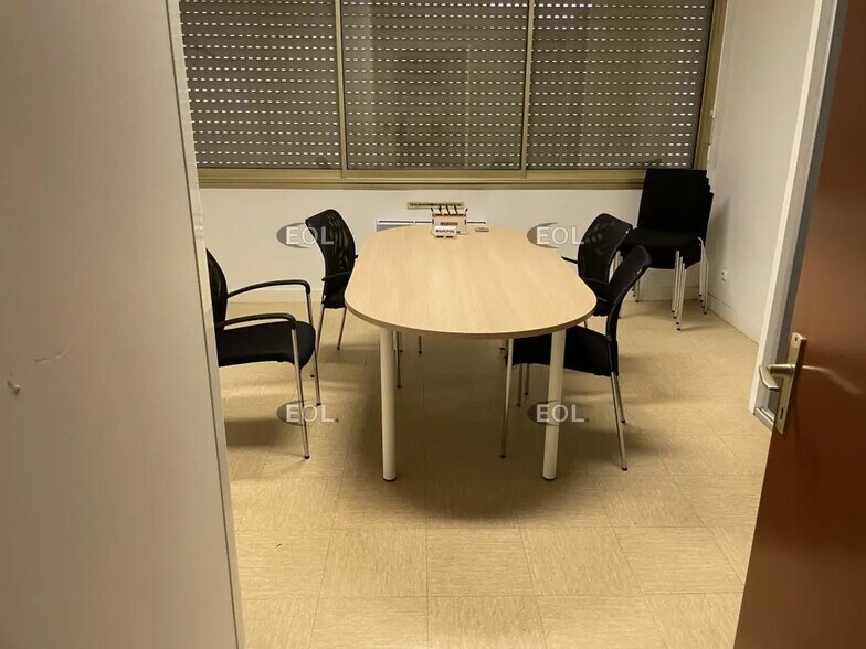 Flex in Ennery for lease - Interior Photo - Image 3 of 26