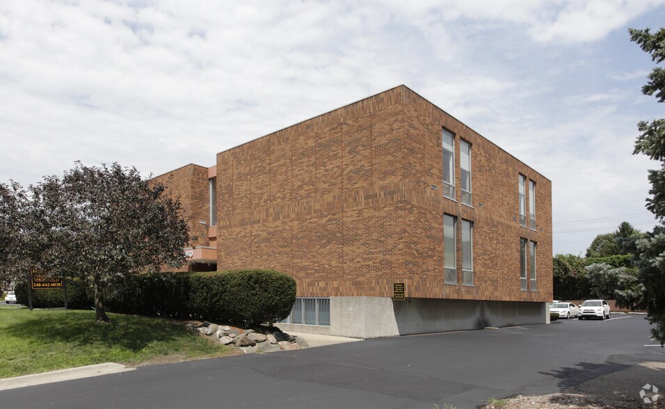 860 W Long Lake Rd, Bloomfield Hills, MI for sale - Primary Photo - Image 1 of 1