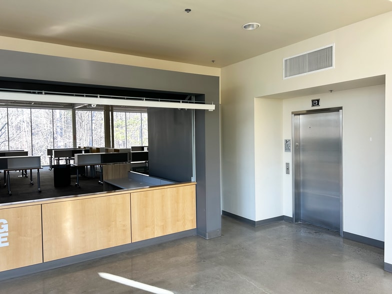 8208 Brownleigh Dr, Raleigh, NC for lease - Interior Photo - Image 2 of 9