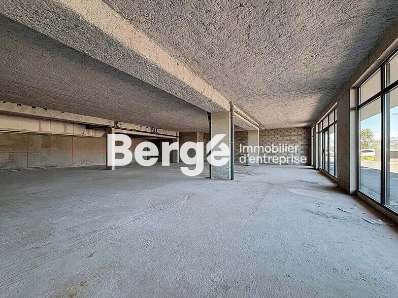 Retail in Saint-Laurent-du-Var for lease - Building Photo - Image 2 of 6