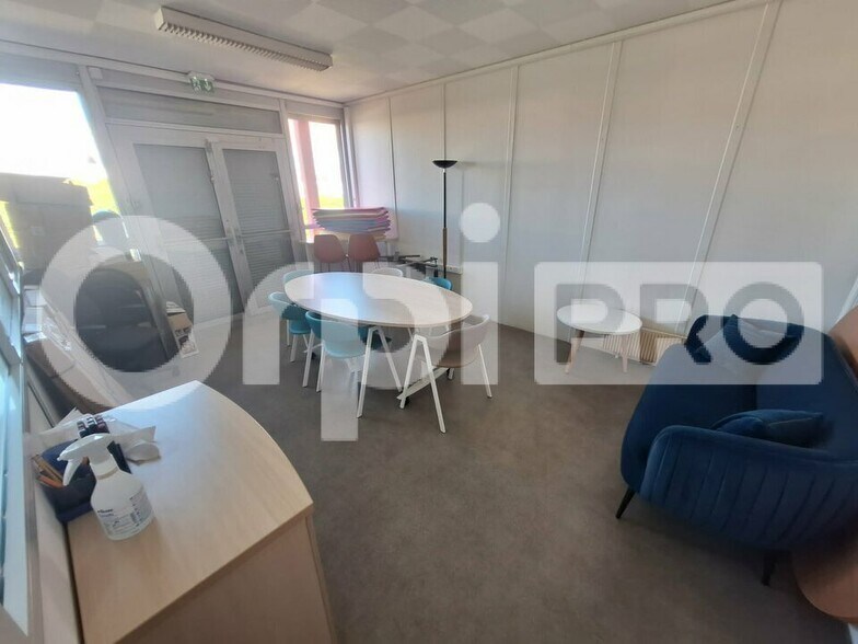 Office in Compiègne for lease - Building Photo - Image 3 of 11