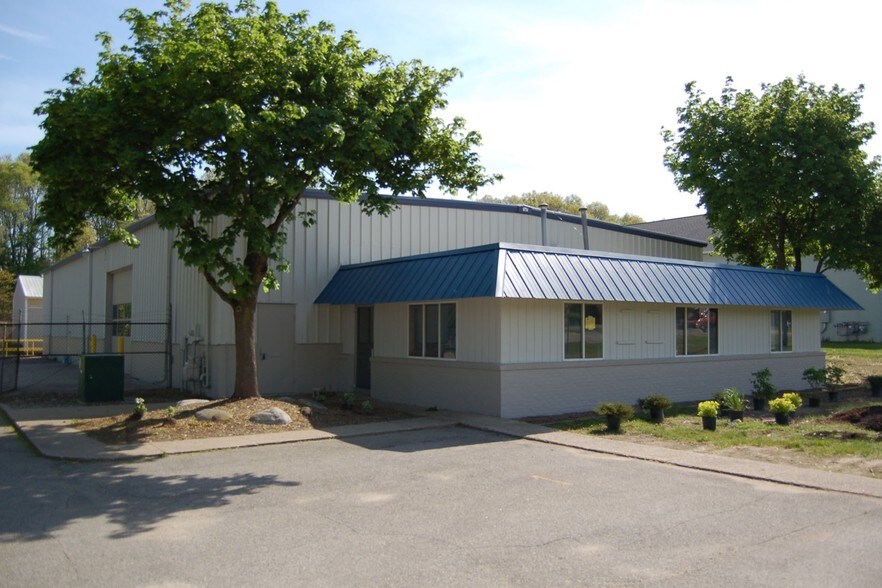 6490 E Fulton St, Grand Rapids, MI for sale - Primary Photo - Image 1 of 1