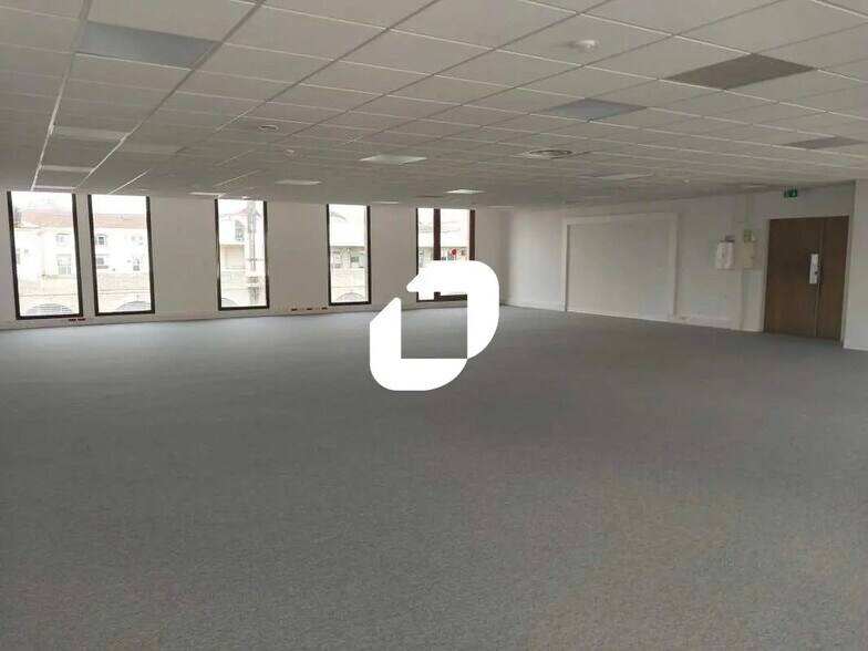 Office in Nîmes for lease - Building Photo - Image 2 of 16