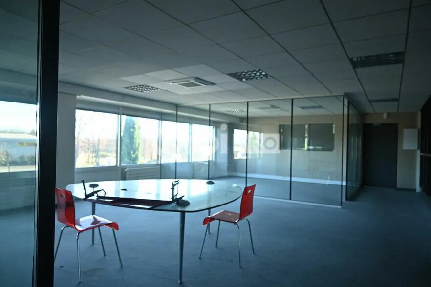 Office in Taluyers for lease - Interior Photo - Image 3 of 24