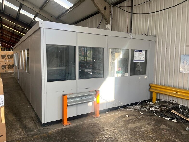 428 Parsonage Rd, Swindon for lease - Interior Photo - Image 3 of 4