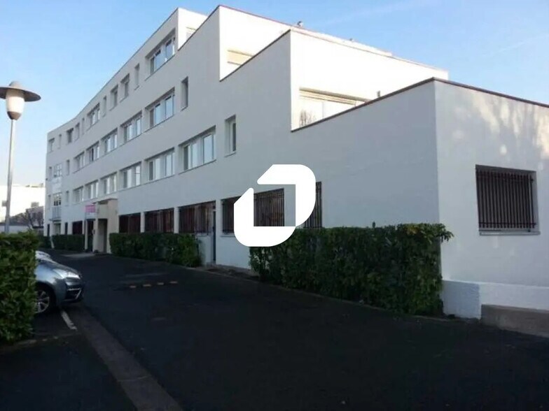 Office in Chatou for lease - Building Photo - Image 2 of 8