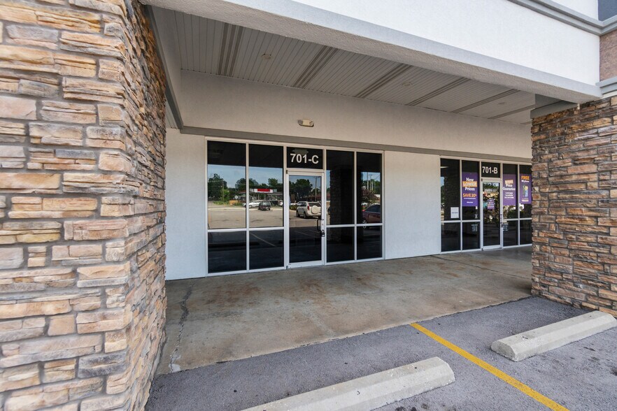 701 N Thompson St, Springdale, AR for lease - Building Photo - Image 2 of 32