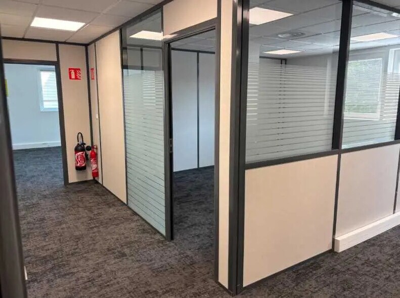 Office in Mérignac for lease - Interior Photo - Image 2 of 8