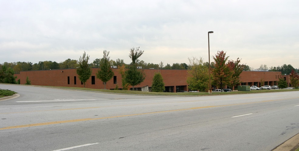 4465 Commerce Dr, Buford, GA for lease - Building Photo - Image 2 of 4
