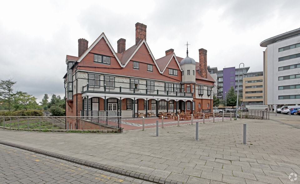 Gallions Place portfolio of 3 properties for sale on LoopNet.com - Primary Photo - Image 2 of 4