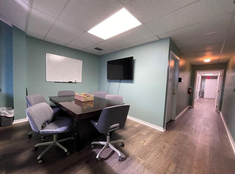 1806 S Bay St, Eustis, FL 32726 2,100 +/ Gross Lease Office!