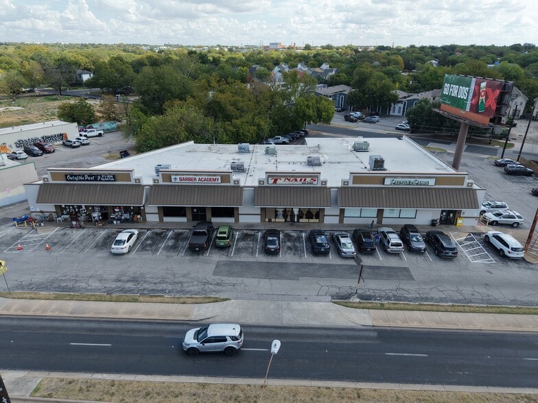 5303 and 5335-5341 Burnet Rd portfolio of 2 properties for sale on LoopNet.com - Building Photo - Image 3 of 8