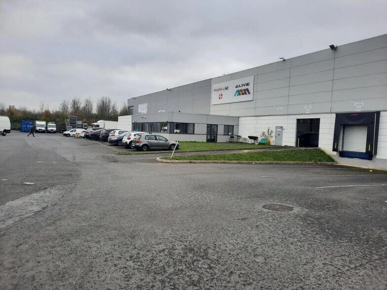 Industrial in Lieusaint for lease - Building Photo - Image 1 of 4