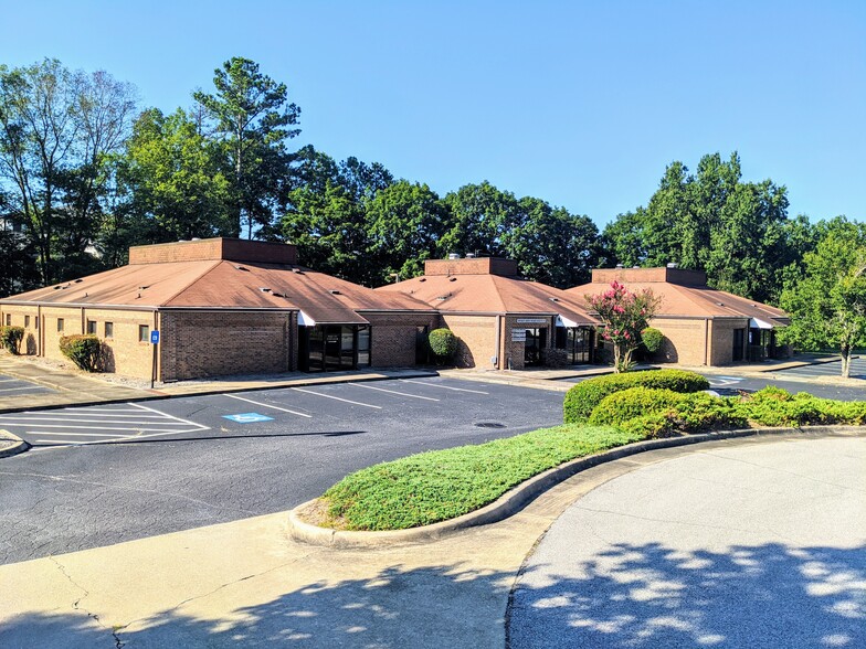 660 Lanier Park Dr, Gainesville, GA for lease - Building Photo - Image 1 of 5