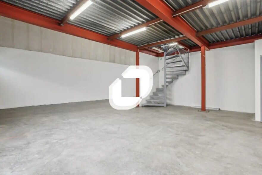 Flex in Champigny-sur-Marne for lease - Interior Photo - Image 2 of 9