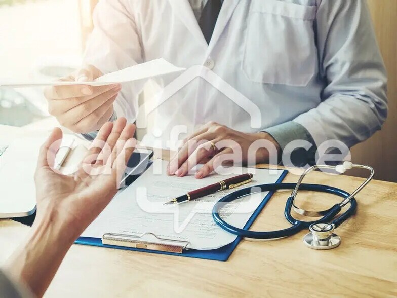 Office in Fagnières for lease - Building Photo - Image 1 of 9