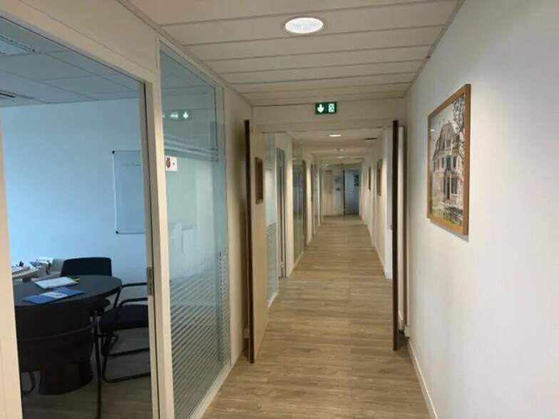 Office in Beauvais for lease - Building Photo - Image 3 of 9