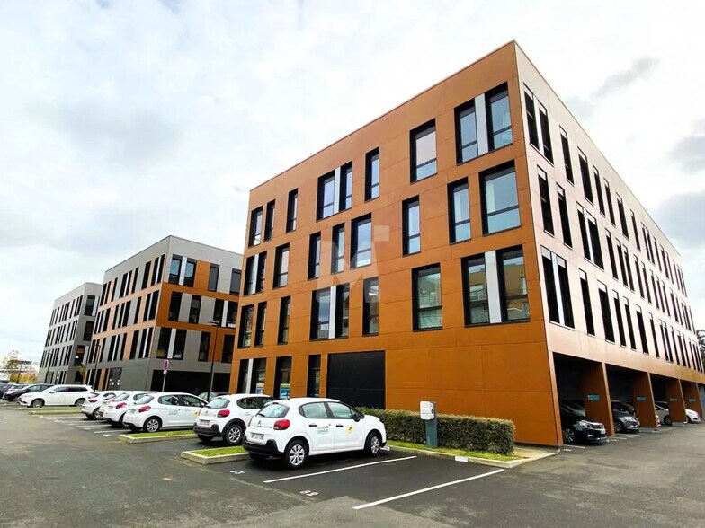 Office in Lieusaint for lease - Building Photo - Image 1 of 13