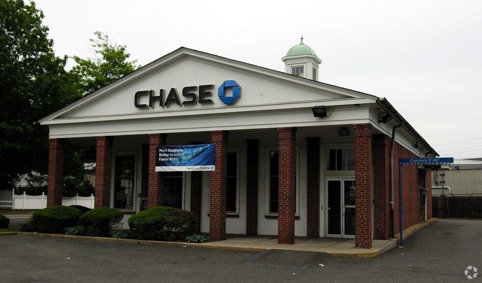 945 Wellwood Ave, Lindenhurst, NY for sale - Primary Photo - Image 1 of 1