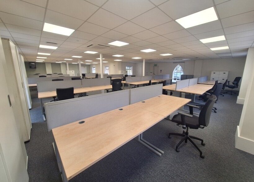 Evesham Road, Bishops Cleeve for lease - Interior Photo - Image 2 of 4