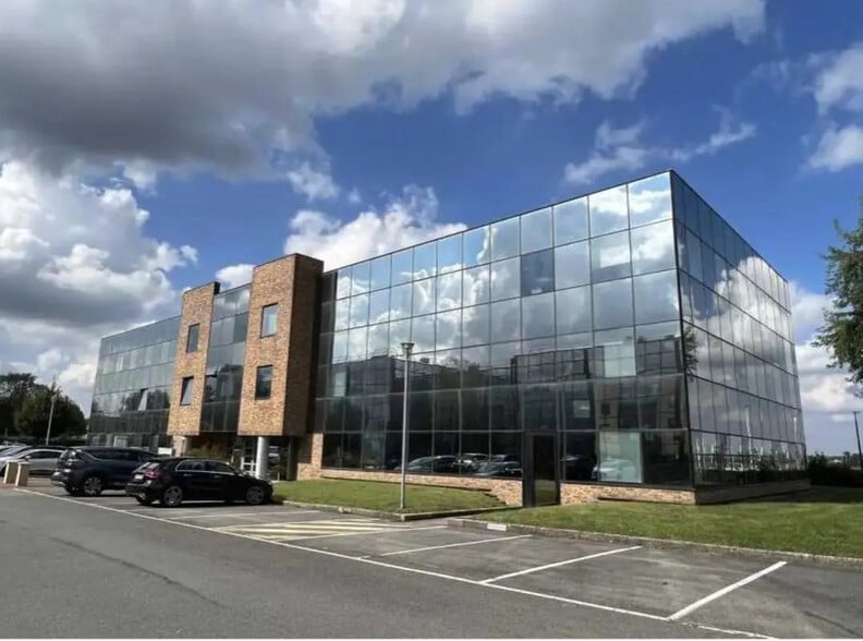 Route De L'orme Des Merisiers, Saint-Aubin for lease - Building Photo - Image 1 of 4