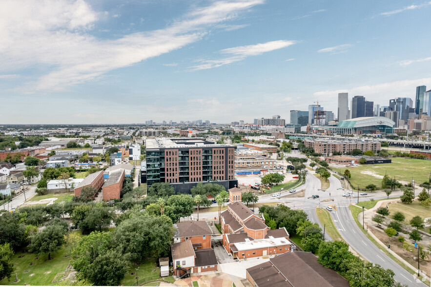 2404 Navigation Blvd, Houston, TX for lease - Aerial - Image 2 of 7