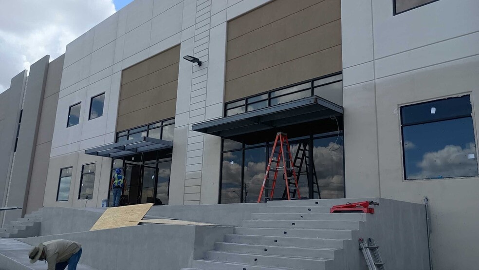 1192 Reuthinger Pky, Laredo, TX for sale - Building Photo - Image 3 of 13